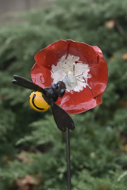 Abeille et fleur d’hibiscus sur tuteur en métal recyclé Chouette & Co