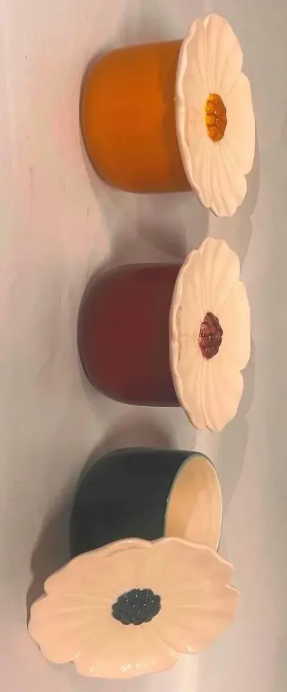 Boîte en céramique colorée avec couvercle blanc forme fleur Paula