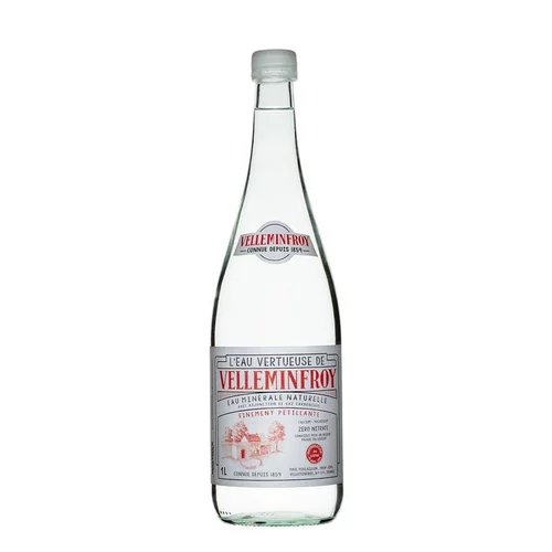 Eau gazeuse Vintage. La bouteille en verre de 1 L