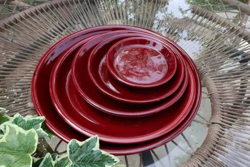 Soucoupe ronde en terre émaillée coloris cerise Les Poteries d'Albi - Ø 18 x H 3 cm