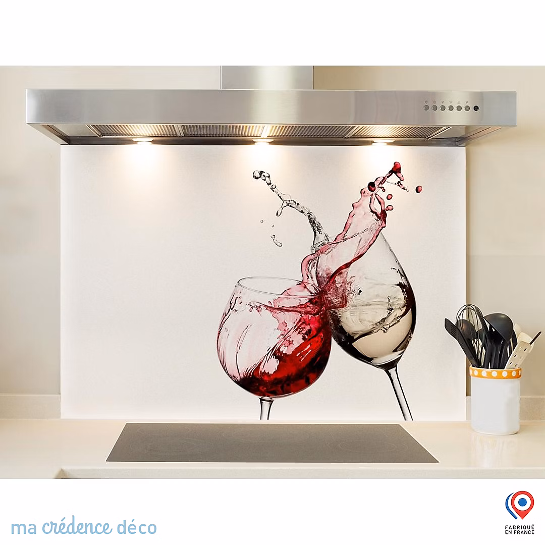 Crédence cuisine fond de hotte Verres sur fond blanc – Alu composite, L 90 cm x H 50 cm, MaCrédenceDéco