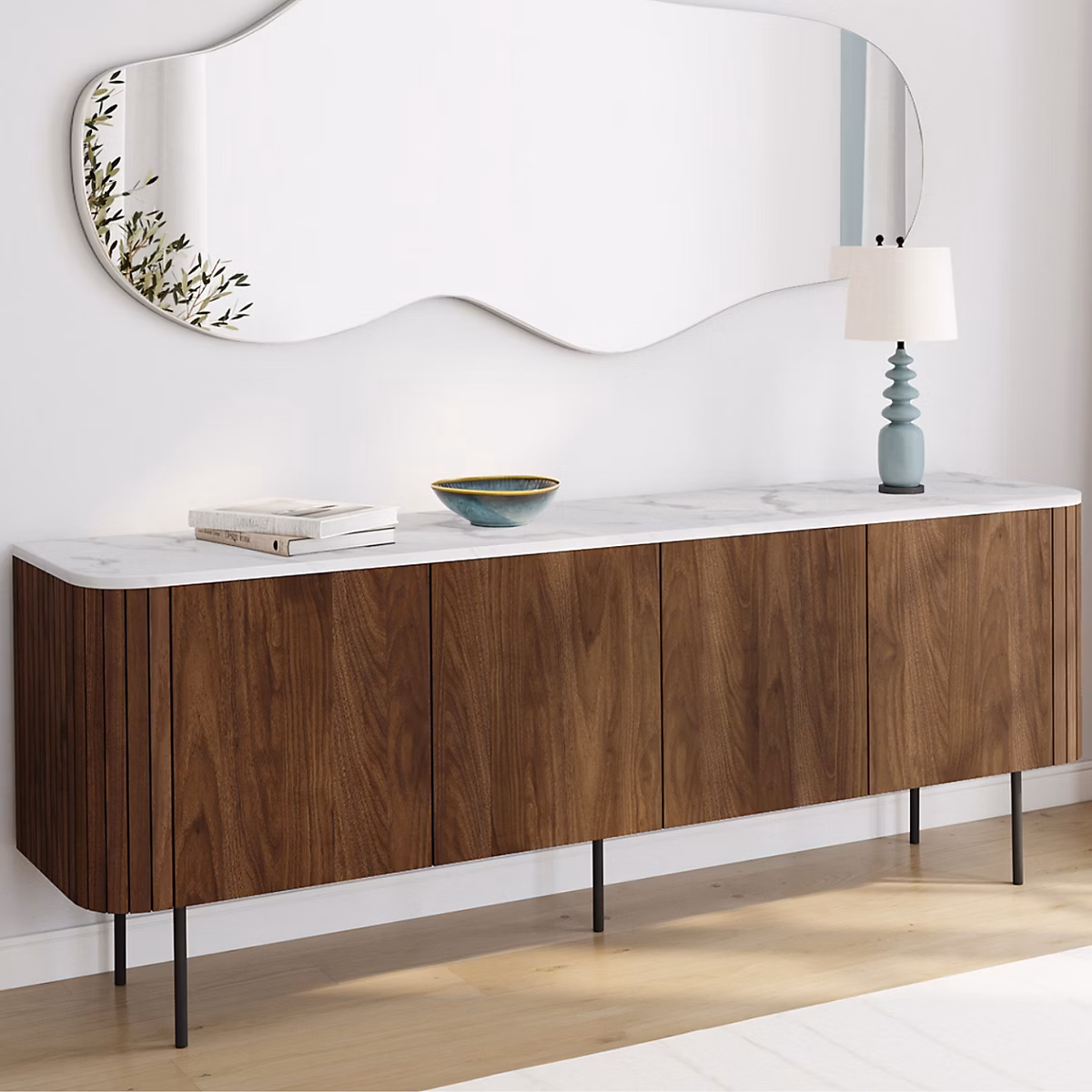 Meuble – Buffet bas 160 cm MARLA 4 portes effet noyer et lattes et plateau marbre blanc ALASKA