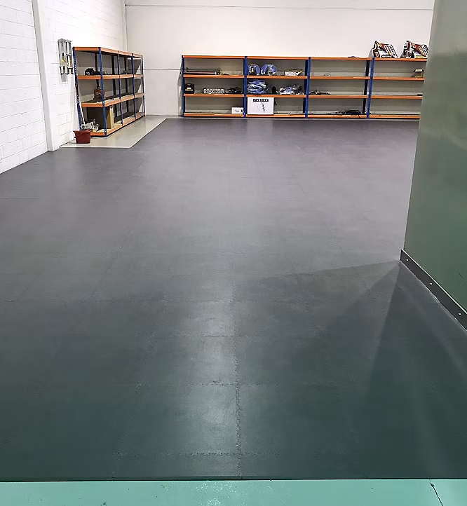 Sol vinyle PVC – Dalle PVC garage Industy Fortelock vert L.51 x l.51 cm