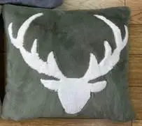 Coussin vert kaki en polyester avec tête de cerf blanche Luxe - 50 x 50 cm